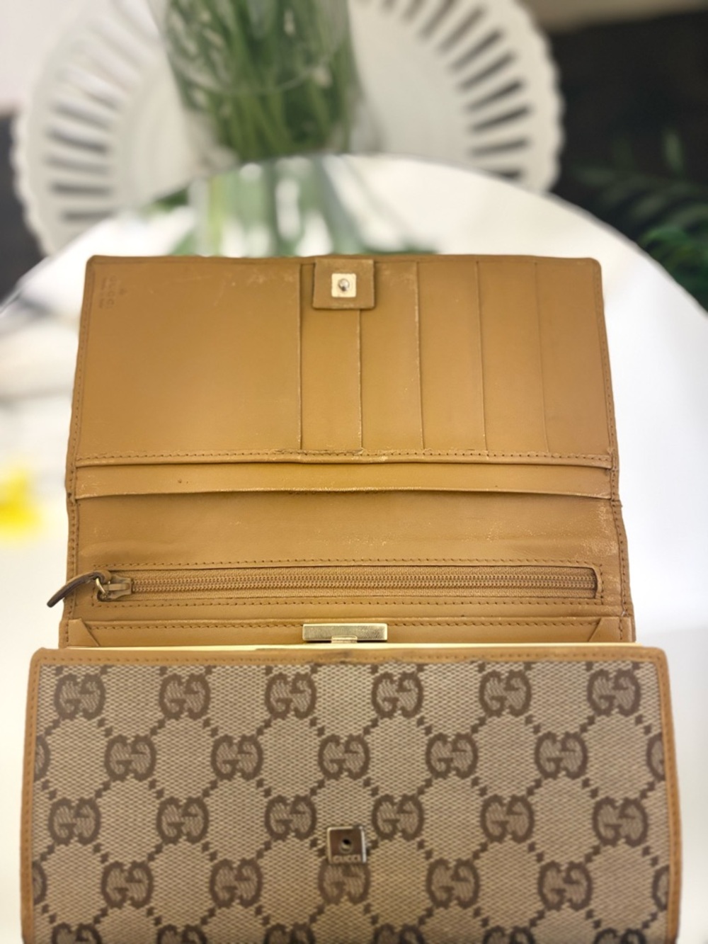 Gucci Beige and Brown GG Canvas Kisslock Wallet with Gold Plaque - Picture 6 of 12